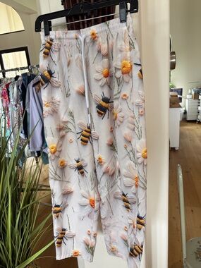Womens White Floral & Bee Cropped Pants